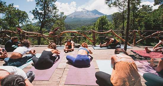Yoga el movimiento del cuerpo se convierte en arte, a través de esta práctica logramos concientizar nuestra respiración para conectar nuestro cuerpo y mente en Aldea Pachamama